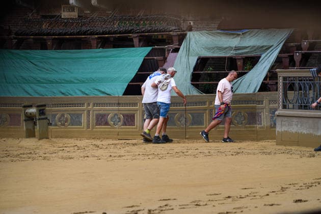 Siena s Palio of August 16, 2026, postponed to tomorrow due to rain. Siena, Piazza del Campo August 16, 2026. Heavy rain has interrupted the race; the municipality has displayed the green flag. The race will be held tomorrow, August 17, weather permitting. Siena Piazza Del Campo Toscana ITALIA Copyright: xSALVATORExDExROSAxSalvatorexDexRosax DSC01124