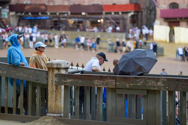 Siena s Palio of August 16, 2026, postponed to tomorrow due to rain. Siena, Piazza del Campo August 16, 2026. Heavy rain has interrupted the race; the municipality has displayed the green flag. The race will be held tomorrow, August 17, weather permitting. Siena Piazza Del Campo Toscana ITALIA Copyright: xSALVATORExDExROSAxSalvatorexDexRosax DSC01126