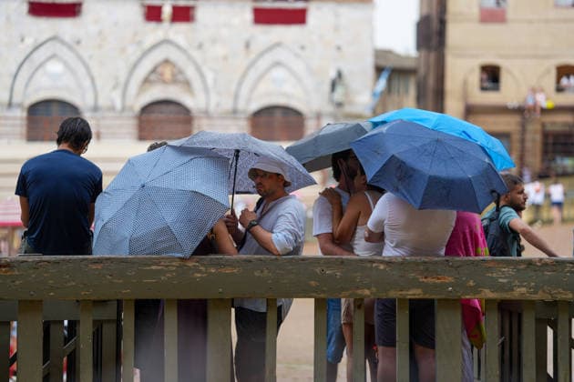 Siena s Palio of August 16, 2026, postponed to tomorrow due to rain. Siena, Piazza del Campo August 16, 2026. Heavy rain has interrupted the race; the municipality has displayed the green flag. The race will be held tomorrow, August 17, weather permitting. Siena Piazza Del Campo Toscana ITALIA Copyright: xSALVATORExDExROSAxSalvatorexDexRosax DSC01128