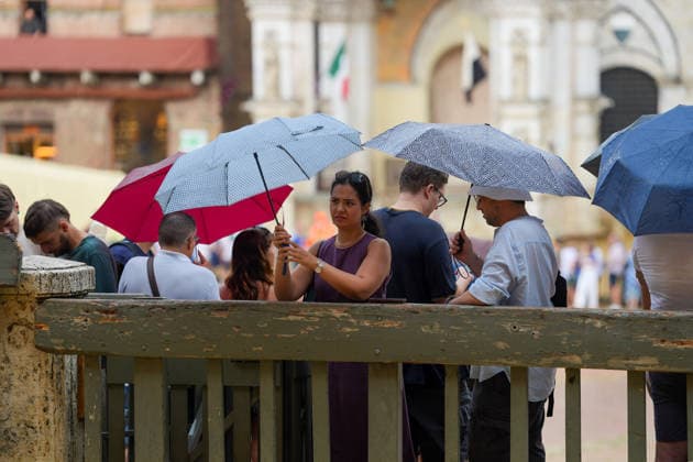 Siena s Palio of August 16, 2026, postponed to tomorrow due to rain. Siena, Piazza del Campo August 16, 2026. Heavy rain has interrupted the race; the municipality has displayed the green flag. The race will be held tomorrow, August 17, weather permitting. Siena Piazza Del Campo Toscana ITALIA Copyright: xSALVATORExDExROSAxSalvatorexDexRosax DSC01140