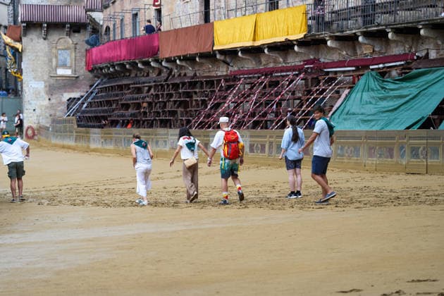 Siena s Palio of August 16, 2026, postponed to tomorrow due to rain. Siena, Piazza del Campo August 16, 2026. Heavy rain has interrupted the race; the municipality has displayed the green flag. The race will be held tomorrow, August 17, weather permitting. Siena Piazza Del Campo Toscana ITALIA Copyright: xSALVATORExDExROSAxSalvatorexDexRosax DSC01156
