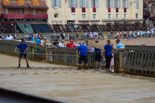Siena s Palio of August 16, 2026, postponed to tomorrow due to rain. Siena, Piazza del Campo August 16, 2026. Heavy rain has interrupted the race; the municipality has displayed the green flag. The race will be held tomorrow, August 17, weather permitting. Siena Piazza Del Campo Toscana ITALIA Copyright: xSALVATORExDExROSAxSalvatorexDexRosax DSC01168