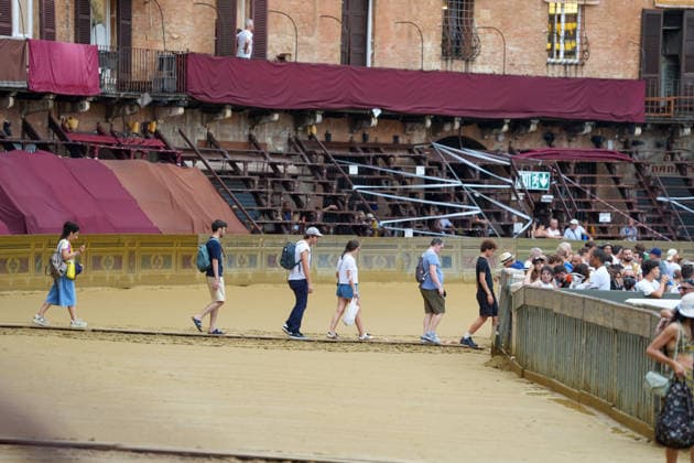 Siena s Palio of August 16, 2026, postponed to tomorrow due to rain. Siena, Piazza del Campo August 16, 2026. Heavy rain has interrupted the race; the municipality has displayed the green flag. The race will be held tomorrow, August 17, weather permitting. Siena Piazza Del Campo Toscana ITALIA Copyright: xSALVATORExDExROSAxSalvatorexDexRosax DSC01176
