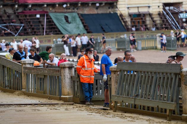 Siena s Palio of August 16, 2026, postponed to tomorrow due to rain. Siena, Piazza del Campo August 16, 2026. Heavy rain has interrupted the race; the municipality has displayed the green flag. The race will be held tomorrow, August 17, weather permitting. Siena Piazza Del Campo Toscana ITALIA Copyright: xSALVATORExDExROSAxSalvatorexDexRosax DSC01171