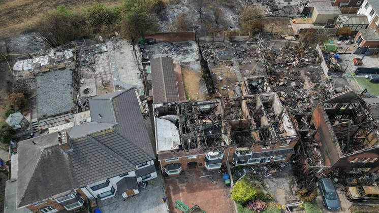 Wildfire destroys homes in Stoke-on-Trent STOKE ON TRENT, UNITED KINGDOM - AUGUST 16: An aerial view shows homes destroyed by wildfires in Stoke-on-Trent, United Kingdom, on August 16, 2026, after a fire broke out and swept through residential areas. Ioannis Alexopoulos Anadolu Stoke-on-Trent United Kingdom. Editorial use only. Please get in touch for any other usage.  Copyright: x2026xAnadoluxIoannisxAlexopoulosx