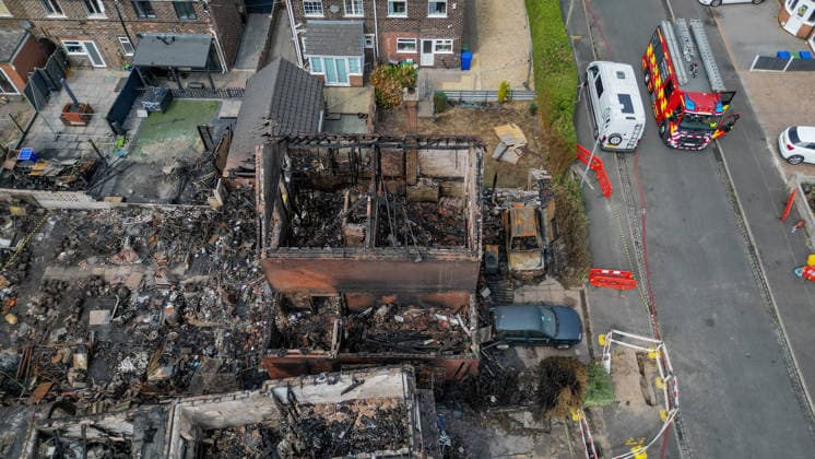 Wildfire destroys homes in Stoke-on-Trent STOKE ON TRENT, UNITED KINGDOM - AUGUST 16: An aerial view shows homes destroyed by wildfires in Stoke-on-Trent, United Kingdom, on August 16, 2026, after a fire broke out and swept through residential areas. Ioannis Alexopoulos Anadolu Stoke-on-Trent United Kingdom. Editorial use only. Please get in touch for any other usage.  Copyright: x2026xAnadoluxIoannisxAlexopoulosx