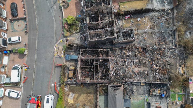 Wildfire destroys homes in Stoke-on-Trent STOKE ON TRENT, UNITED KINGDOM - AUGUST 16: An aerial view shows homes destroyed by wildfires in Stoke-on-Trent, United Kingdom, on August 16, 2026, after a fire broke out and swept through residential areas. Ioannis Alexopoulos Anadolu Stoke-on-Trent United Kingdom. Editorial use only. Please get in touch for any other usage.  Copyright: x2026xAnadoluxIoannisxAlexopoulosx