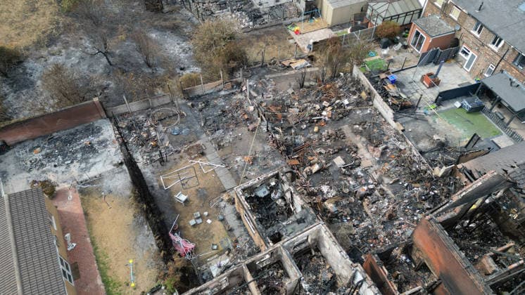 Wildfire destroys homes in Stoke-on-Trent STOKE ON TRENT, UNITED KINGDOM - AUGUST 16: An aerial view shows homes destroyed by wildfires in Stoke-on-Trent, United Kingdom, on August 16, 2026, after a fire broke out and swept through residential areas. Ioannis Alexopoulos Anadolu Stoke-on-Trent United Kingdom. Editorial use only. Please get in touch for any other usage.  Copyright: x2026xAnadoluxIoannisxAlexopoulosx