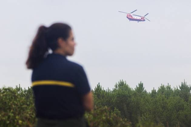 CH47D Chinook Assists Forest Firefighting - Luglon A CH47D Chinook helicopter from the Australian Rural Fire Service in New South Wales assists with firefighting operations during a forest fire in Luglon, France on August 16, 2026. Photo by Robert Meerding NLBeeld Bruno Press ABACAPRESS.COM  Copyright: xBrunoxPress ABACAx