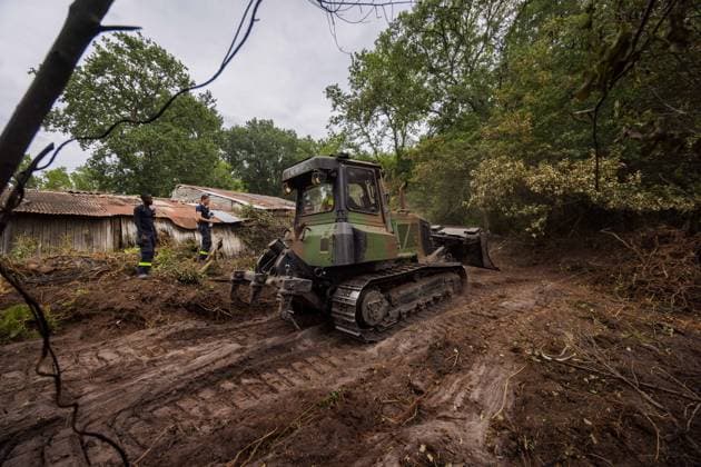 French Army Bulldozer Creates Firebreak - Luglon A French army bulldozer creates a firebreak along a house during firefighting operations for a forest fire in Luglon, France on August 16, 2026. Photo by Robert Meerding NLBeeld Bruno Press ABACAPRESS.COM  Copyright: xBrunoxPress ABACAx