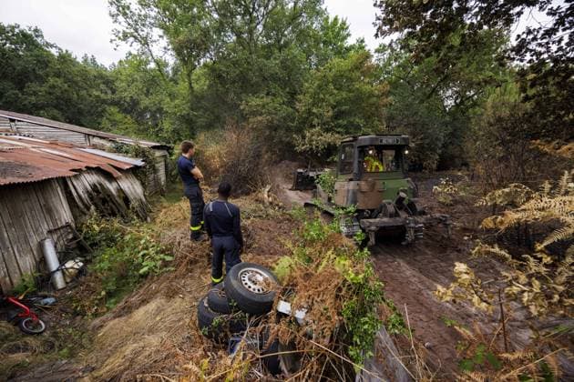 French Army Bulldozer Creates Firebreak - Luglon A French army bulldozer creates a firebreak along a house during firefighting operations for a forest fire in Luglon, France on August 16, 2026. Photo by Robert Meerding NLBeeld Bruno Press ABACAPRESS.COM  Copyright: xBrunoxPress ABACAx
