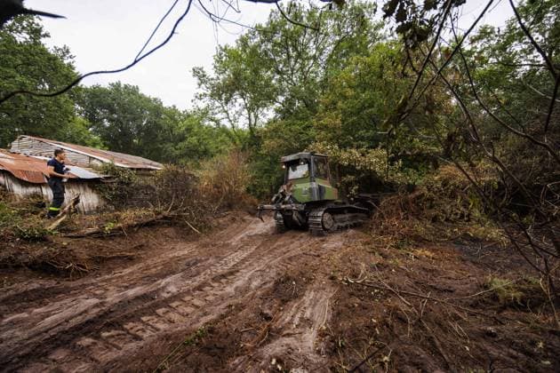 French Army Bulldozer Creates Firebreak - Luglon A French army bulldozer creates a firebreak along a house during firefighting operations for a forest fire in Luglon, France on August 16, 2026. Photo by Robert Meerding NLBeeld Bruno Press ABACAPRESS.COM  Copyright: xBrunoxPress ABACAx