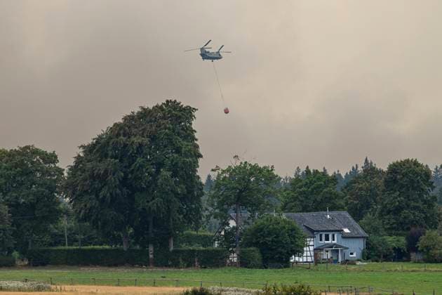 Fire in the Belgian High Fens JALHAY, BELGIUM - AUGUST 16 : A Boeng CH-47 Chinook Heloicopter in the air in Küchelscheid during an important fire that has broken out in the Belgian High Fens on August 16, 2026 in Jalhay, Belgium, 16 08 2026 Jalhay Belgium  Copyright: xDhax