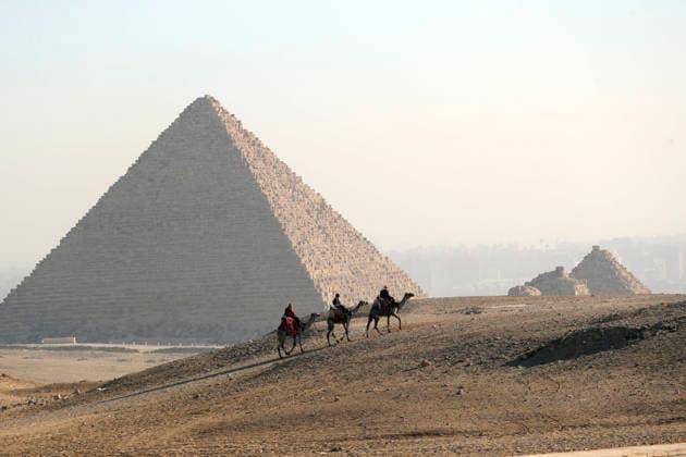 (260816) -- GIZA, Aug. 16, 2026 -- Tourists ride camels at the Pyramids scenic spot in Giza, Egypt, Aug. 16, 2026. ) EGYPT-GIZA-PYRAMIDS-TOURISM AhmedxGomaa 