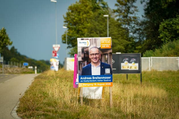Schweiz: Politik, Wahlkampf in Wil (SG); Wahlplakat von Die Mitte Wil mit Andreas Breitenmoser, Kandidat für das Stadtpräsidium und bisherigen Stadtrat, vor dem zweiten Wahlgang am 16. August 2026. Das Plakat mit dem Slogan Vorwärts mit Andi. Vorwärts mit Wil. steht am Strassenrand. Symbolbild für Kommunalpolitik, Wahlen, Die Mitte und Stadt Wil. *** Swiss Politics, Election Campaign in Wil, SG: Election poster for Die Mitte Wil featuring Andreas Breitenmoser, candidate for mayor and current city council member, ahead of the second round of voting on August 16, 2026. The poster, featuring the slogan Forward with Andi, Forward with Wil, stands by the roadside. Symbolic image representing local politics, elections, Die Mitte, Copyright: xJOERANxSTEINSIEKx