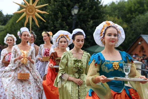 RUSSIA, MOSCOW - AUGUST 16, 2026: Participants in period costumes take part in a historical reenactment during the Tsaritsyno History Day festival at the Tsaritsyno Museum-Reserve. The event marks key moments from the summer of 1775, when Catherine the Great, the Empress of Russia, purchased the Chernaya Gryaz (future Tsaritsyno) estate, and the summer of 1787, when she visited the residence with her grandchildren during the 25th anniversary of her reign. Alyona Bzhakhova TASS  96253035