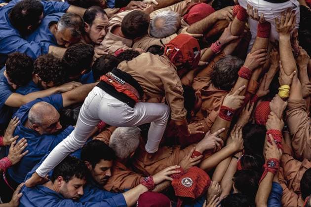 August 16, 2026, Barcelona, Catalonia, Spain: Members of the Castellers de la Vila de Gracia gather to form the pinya , the base that supports a human tower, during the Festa Major de Gro cia. Barcelona Spain - ZUMAo105 20260816_fap_o105_003 Copyright: xMatthiasxOesterlex