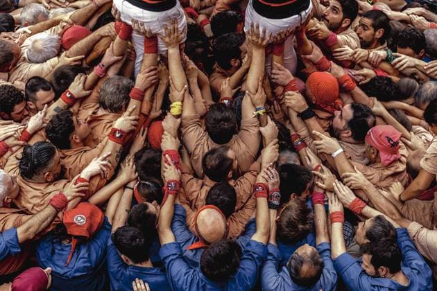 News Bilder des Tages August 16, 2026, Barcelona, Catalonia, Spain: Members of the Castellers de la Vila de Gracia gather to form the pinya , the base that supports a human tower, during the Festa Major de Gro cia. Barcelona Spain - ZUMAo105 20260816_fap_o105_007 Copyright: xMatthiasxOesterlex