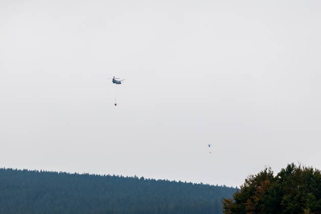 Waldbrand im Hohen Venn Blick von der deutsch-belgischen Grenze bei Kalterherberg - 15.08.26 Blick von Kalterherberg (Gemeinde Monschau) auf den Großbrand im Hohen Venn nahe der deutsch-belgischen Grenze. Im Hintergrund Rauchsäulen des Feuers und zwei Löschhubschrauber mit Wasserbehälter sind im Einsatz und werfen jeweils rund 3.000 Liter Wasser ab. Der Hochmoorbrand hat bereits rund 2.000 Hektar Wald- und Moorgebiet erfasst, die tiefen Torfschichten begünstigen einen langanhaltenden Schwelbrand. Auf belgischer Seite laufen bereits Evakuierungen, für Teile Monschaus wird eine mögliche Räumung vorbereitet. Monschau Kalterherberg Nordrhein-Westfalen Deutschland *** Forest Fire in the High Fens: View from the German-Belgian border Copyright: xMarcxJohnx