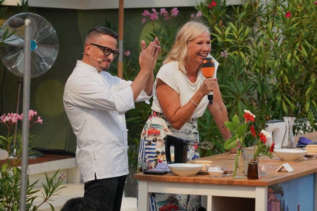 ZDF-Fernsehgarten 2026. Andrea (Kiwi) Kiewel und Maximilian Zedelmeier im ZDF Fernsehgarten mit dem Motto Italo-Schlager am 16.08.2026 in Mainz. Mainz ZDF Fernsehgarten Rheinland-Pfalz *** ZDF Fernsehgarten 2026: Andrea Kiwi Kiewel and Maximilian Zedelmeier on ZDF Fernsehgarten, themed Italo Schlager, on August 16, 2026, in Mainz, Rhineland-Palatinate