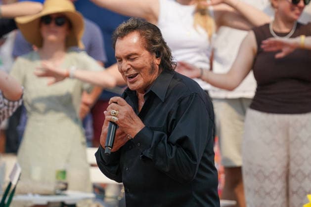 ZDF-Fernsehgarten 2026. Engelbert im ZDF Fernsehgarten mit dem Motto Italo-Schlager am 16.08.2026 in Mainz. Mainz ZDF Fernsehgarten Rheinland-Pfalz *** ZDF Fernsehgarten 2026: Engelbert at the ZDF Fernsehgarten with the theme Italo Schlager on August 16, 2026, in Mainz, Rhineland-Palatinate, ZDF Fernsehgarten