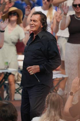 ZDF-Fernsehgarten 2026. Engelbert im ZDF Fernsehgarten mit dem Motto Italo-Schlager am 16.08.2026 in Mainz. Mainz ZDF Fernsehgarten Rheinland-Pfalz *** ZDF Fernsehgarten 2026: Engelbert at the ZDF Fernsehgarten with the theme Italo Schlager on August 16, 2026, in Mainz, Rhineland-Palatinate, ZDF Fernsehgarten