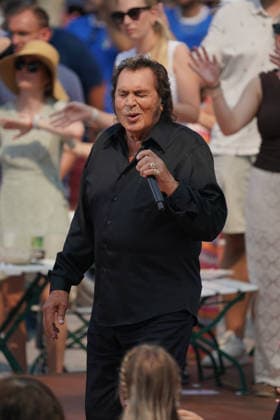 ZDF-Fernsehgarten 2026. Engelbert im ZDF Fernsehgarten mit dem Motto Italo-Schlager am 16.08.2026 in Mainz. Mainz ZDF Fernsehgarten Rheinland-Pfalz *** ZDF Fernsehgarten 2026: Engelbert at the ZDF Fernsehgarten with the theme Italo Schlager on August 16, 2026, in Mainz, Rhineland-Palatinate, ZDF Fernsehgarten