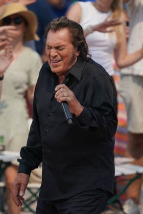 ZDF-Fernsehgarten 2026. Engelbert im ZDF Fernsehgarten mit dem Motto Italo-Schlager am 16.08.2026 in Mainz. Mainz ZDF Fernsehgarten Rheinland-Pfalz *** ZDF Fernsehgarten 2026: Engelbert at the ZDF Fernsehgarten with the theme Italo Schlager on August 16, 2026, in Mainz, Rhineland-Palatinate, ZDF Fernsehgarten