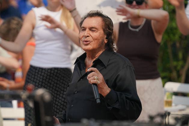ZDF-Fernsehgarten 2026. Engelbert im ZDF Fernsehgarten mit dem Motto Italo-Schlager am 16.08.2026 in Mainz. Mainz ZDF Fernsehgarten Rheinland-Pfalz *** ZDF Fernsehgarten 2026: Engelbert at the ZDF Fernsehgarten with the theme Italo Schlager on August 16, 2026, in Mainz, Rhineland-Palatinate, ZDF Fernsehgarten