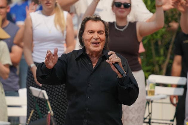 ZDF-Fernsehgarten 2026. Engelbert im ZDF Fernsehgarten mit dem Motto Italo-Schlager am 16.08.2026 in Mainz. Mainz ZDF Fernsehgarten Rheinland-Pfalz *** ZDF Fernsehgarten 2026: Engelbert at the ZDF Fernsehgarten with the theme Italo Schlager on August 16, 2026, in Mainz, Rhineland-Palatinate, ZDF Fernsehgarten