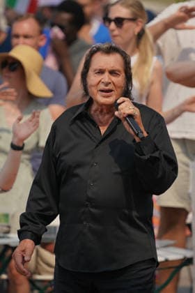 ZDF-Fernsehgarten 2026. Engelbert im ZDF Fernsehgarten mit dem Motto Italo-Schlager am 16.08.2026 in Mainz. Mainz ZDF Fernsehgarten Rheinland-Pfalz *** ZDF Fernsehgarten 2026: Engelbert at the ZDF Fernsehgarten with the theme Italo Schlager on August 16, 2026, in Mainz, Rhineland-Palatinate, ZDF Fernsehgarten