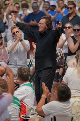 ZDF-Fernsehgarten 2026. Engelbert im ZDF Fernsehgarten mit dem Motto Italo-Schlager am 16.08.2026 in Mainz. Mainz ZDF Fernsehgarten Rheinland-Pfalz *** ZDF Fernsehgarten 2026: Engelbert at the ZDF Fernsehgarten with the theme Italo Schlager on August 16, 2026, in Mainz, Rhineland-Palatinate, ZDF Fernsehgarten