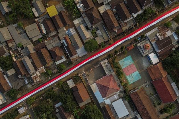 600-meter Indonesian flag displayed at foot of Mount Arjuno MALANG, EAST JAVA, INDONESIA, AUGUST 16, 2026: An aerial view shows a 600-meter-long Indonesian red-and-white flag displayed along a village road in Wonorejo Village, Malang Regency, East Java, at the foot of Mount Arjuno. Residents unfurled the giant flag as part of celebrations marking Indonesia s 81st Independence Day. Malang, Jawa Timur East Java Indonesia Copyright: x xPatrikxCahyoxLumintux xJNAxPressx