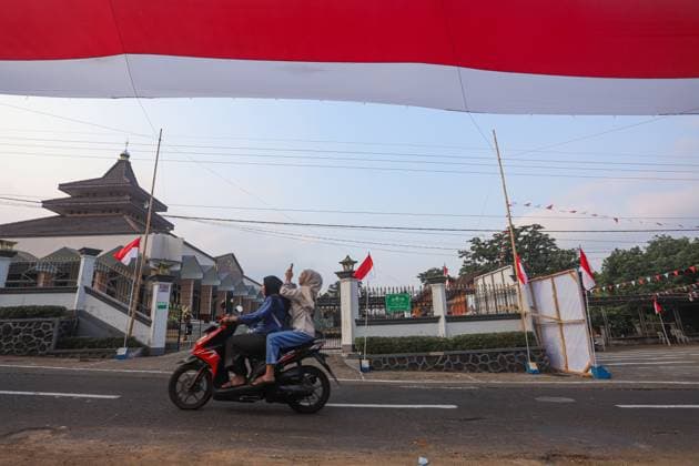 600-meter Indonesian flag displayed at foot of Mount Arjuno MALANG, EAST JAVA, INDONESIA, AUGUST 16, 2026: An aerial view shows a 600-meter-long Indonesian red-and-white flag displayed along a village road in Wonorejo Village, Malang Regency, East Java, at the foot of Mount Arjuno. Residents unfurled the giant flag as part of celebrations marking Indonesia s 81st Independence Day. Malang, Jawa Timur East Java Indonesia Copyright: x xPatrikxCahyoxLumintux xJNAxPressx