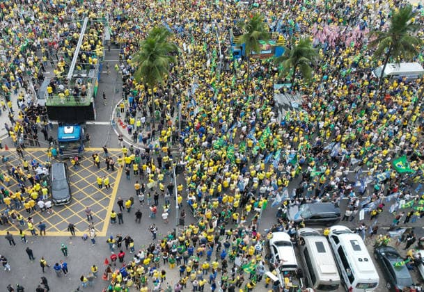 Flavio Bolsonaro addresses supporters at campaign rally in Rio de Janeiro RIO DE JANEIRO, BRAZIL - AUGUST 16: Brazilian presidential candidate Flavio Bolsonaro is set to officially launch his presidential campaign with a rally at Copacabana Beach in Rio de Janeiro, Brazil, on August 16, 2026. The rally is expected to draw a large number of supporters. Brazil s Military Police is expected to reinforce security measures along the beachfront due to the expected crowd and the potential impact of the event on traffic and public circulation. Copacabana Beach has previously hosted demonstrations in support of Flavio Bolsonaro s father, former President Jair Bolsonaro, and is closely associated with the Bolsonaro family s political base in Rio de J  Copyright: x2026xAnadoluxFabioxTeixeirax
