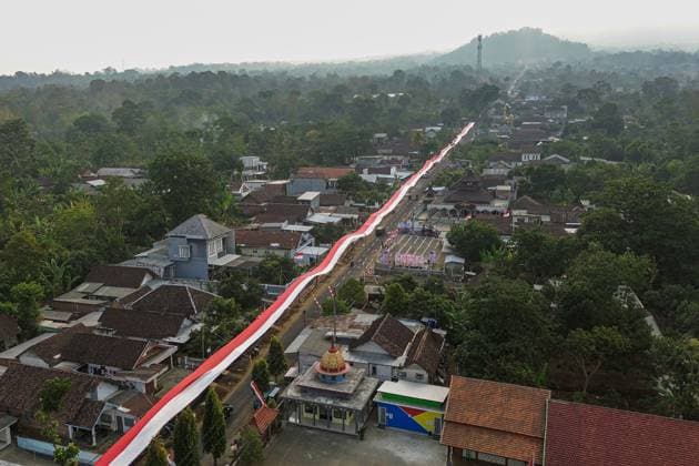 News Bilder des Tages 600-meter Indonesian flag displayed at foot of Mount Arjuno MALANG, EAST JAVA, INDONESIA, AUGUST 16, 2026: An aerial view shows a 600-meter-long Indonesian red-and-white flag displayed along a village road in Wonorejo Village, Malang Regency, East Java, at the foot of Mount Arjuno. Residents unfurled the giant flag as part of celebrations marking Indonesia s 81st Independence Day. Malang, Jawa Timur East Java Indonesia Copyright: x xPatrikxCahyoxLumintux xJNAxPressx