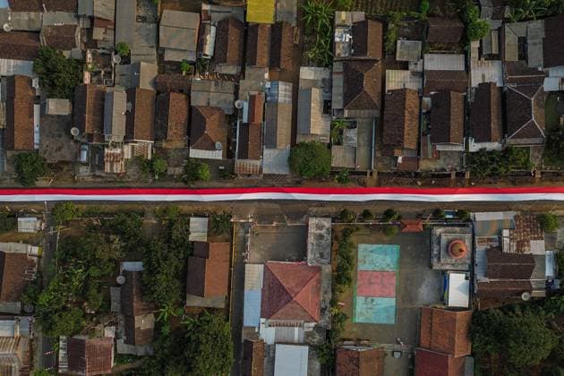 600-meter Indonesian flag displayed at foot of Mount Arjuno MALANG, EAST JAVA, INDONESIA, AUGUST 16, 2026: An aerial view shows a 600-meter-long Indonesian red-and-white flag displayed along a village road in Wonorejo Village, Malang Regency, East Java, at the foot of Mount Arjuno. Residents unfurled the giant flag as part of celebrations marking Indonesia s 81st Independence Day. Malang, Jawa Timur East Java Indonesia Copyright: x xPatrikxCahyoxLumintux xJNAxPressx