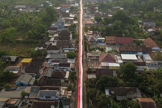 600-meter Indonesian flag displayed at foot of Mount Arjuno MALANG, EAST JAVA, INDONESIA, AUGUST 16, 2026: An aerial view shows a 600-meter-long Indonesian red-and-white flag displayed along a village road in Wonorejo Village, Malang Regency, East Java, at the foot of Mount Arjuno. Residents unfurled the giant flag as part of celebrations marking Indonesia s 81st Independence Day. Malang, Jawa Timur East Java Indonesia Copyright: x xPatrikxCahyoxLumintux xJNAxPressx