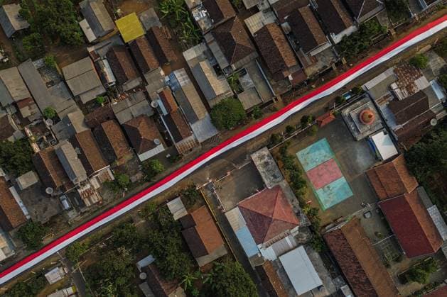 August 16, 2026, Malang, Jawa Timur, East Java, Indonesia: MALANG, EAST JAVA, INDONESIA, AUGUST 16, 2026: An aerial view shows a 600-meter-long Indonesian red-and-white flag displayed along a village road in Wonorejo Village, Malang Regency, East Java, at the foot of Mount Arjuno. Residents unfurled the giant flag as part of celebrations marking Indonesia s 81st Independence Day. Malang, Jawa Timur Indonesia - ZUMAq101 20260816_zna_q101_029 Copyright: xPatrikxCahyoxLumintux