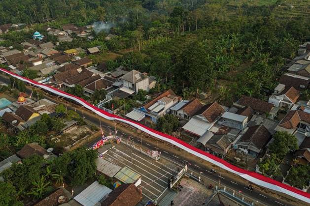 August 16, 2026, Malang, Jawa Timur, East Java, Indonesia: MALANG, EAST JAVA, INDONESIA, AUGUST 16, 2026: An aerial view shows a 600-meter-long Indonesian red-and-white flag displayed along a village road in Wonorejo Village, Malang Regency, East Java, at the foot of Mount Arjuno. Residents unfurled the giant flag as part of celebrations marking Indonesia s 81st Independence Day. Malang, Jawa Timur Indonesia - ZUMAq101 20260816_zna_q101_031 Copyright: xPatrikxCahyoxLumintux