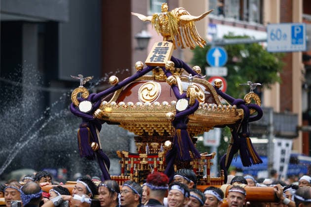 Fukagawa Hachiman Festival 2026 in Tokyo Japan - 16 AUG 2026. A heavily decorated mikoshi (portable shrine) seen during the Fukagawa Hachiman Festival. The triennial festival is one of Tokyo s top three major Edo-period festivals held at Tomioka Hachimangu Shrine. It is well known as the Water-Splashing Festival (Mizukake Matsuri), where participants toss gallons of purifying water onto shrine bearers to beat the intense midsummer heat and bless the local community. Tokyo Japan Copyright: xRodrigoxReyesxMarinx xSOPAxImagesx 20260816_RodrigoRMarin_FukagawaHachimanFest004