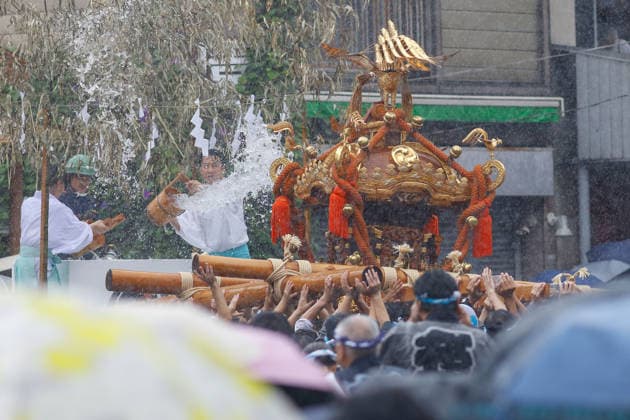 Fukagawa Hachiman Festival 2026 in Tokyo Japan - 16 AUG 2026. Participants seen carrying a heavily decorated mikoshi (portable shrine) through a cascade of splashing water in Koto Ward during the Fukagawa Hachiman Festival. The triennial festival is one of Tokyo s top three major Edo-period festivals held at Tomioka Hachimangu Shrine. It is well known as the Water-Splashing Festival (Mizukake Matsuri), where participants toss gallons of purifying water onto shrine bearers to beat the intense midsummer heat and bless the local community. Tokyo Japan Copyright: xRodrigoxReyesxMarinx xSOPAxImagesx 20260816_RodrigoRMarin_FukagawaHachimanFest010
