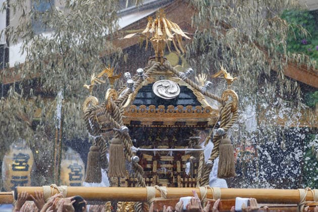 Fukagawa Hachiman Festival 2026 in Tokyo Japan - 16 AUG 2026. A heavily decorated mikoshi (portable shrine) seen during the Fukagawa Hachiman Festival. The triennial festival is one of Tokyo s top three major Edo-period festivals held at Tomioka Hachimangu Shrine. It is well known as the Water-Splashing Festival (Mizukake Matsuri), where participants toss gallons of purifying water onto shrine bearers to beat the intense midsummer heat and bless the local community. Tokyo Japan Copyright: xRodrigoxReyesxMarinx xSOPAxImagesx 20260816_RodrigoRMarin_FukagawaHachimanFest011