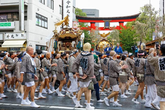 Fukagawa Hachiman Festival 2026 in Tokyo Japan - 16 AUG 2026. People gathered during Fukagawa Hachiman Festival to carry a heavily decorated mikoshi (portable shrine) in Koto Ward. The triennial festival is one of Tokyo s top three major Edo-period festivals held at Tomioka Hachimangu Shrine. It is well known as the Water-Splashing Festival (Mizukake Matsuri), where participants toss gallons of purifying water onto shrine bearers to beat the intense midsummer heat and bless the local community. Tokyo Japan Copyright: xRodrigoxReyesxMarinx xSOPAxImagesx 20260816_RodrigoRMarin_FukagawaHachimanFest014
