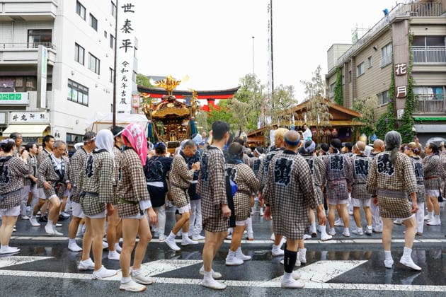 Fukagawa Hachiman Festival 2026 in Tokyo Japan - 16 AUG 2026. People gathered during Fukagawa Hachiman Festival to carry a heavily decorated mikoshi (portable shrine) in Koto Ward. The triennial festival is one of Tokyo s top three major Edo-period festivals held at Tomioka Hachimangu Shrine. It is well known as the Water-Splashing Festival (Mizukake Matsuri), where participants toss gallons of purifying water onto shrine bearers to beat the intense midsummer heat and bless the local community. Tokyo Japan Copyright: xRodrigoxReyesxMarinx xSOPAxImagesx 20260816_RodrigoRMarin_FukagawaHachimanFest015