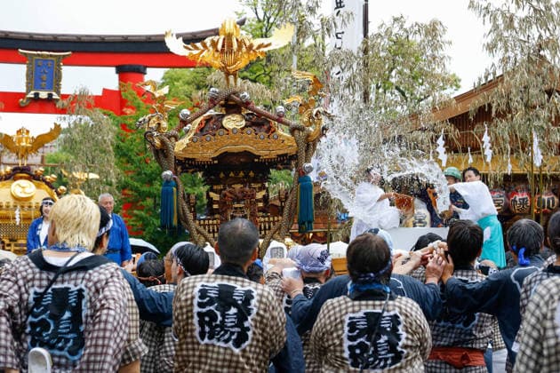 Fukagawa Hachiman Festival 2026 in Tokyo Japan - 16 AUG 2026. Participants seen carrying a heavily decorated mikoshi (portable shrine) through a cascade of splashing water in Koto Ward during the Fukagawa Hachiman Festival. The triennial festival is one of Tokyo s top three major Edo-period festivals held at Tomioka Hachimangu Shrine. It is well known as the Water-Splashing Festival (Mizukake Matsuri), where participants toss gallons of purifying water onto shrine bearers to beat the intense midsummer heat and bless the local community. Tokyo Japan Copyright: xRodrigoxReyesxMarinx xSOPAxImagesx 20260816_RodrigoRMarin_FukagawaHachimanFest016