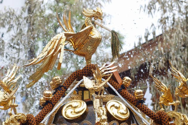 Fukagawa Hachiman Festival 2026 in Tokyo Japan - 16 AUG 2026. A heavily decorated mikoshi (portable shrine) seen during the Fukagawa Hachiman Festival. The triennial festival is one of Tokyo s top three major Edo-period festivals held at Tomioka Hachimangu Shrine. It is well known as the Water-Splashing Festival (Mizukake Matsuri), where participants toss gallons of purifying water onto shrine bearers to beat the intense midsummer heat and bless the local community. Tokyo Japan Copyright: xRodrigoxReyesxMarinx xSOPAxImagesx 20260816_RodrigoRMarin_FukagawaHachimanFest017