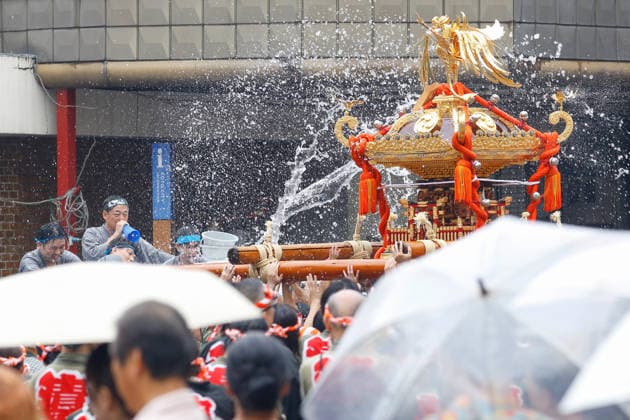 Fukagawa Hachiman Festival 2026 in Tokyo Japan - 16 AUG 2026. A heavily decorated mikoshi (portable shrine) seen during the Fukagawa Hachiman Festival. The triennial festival is one of Tokyo s top three major Edo-period festivals held at Tomioka Hachimangu Shrine. It is well known as the Water-Splashing Festival (Mizukake Matsuri), where participants toss gallons of purifying water onto shrine bearers to beat the intense midsummer heat and bless the local community. Tokyo Japan Copyright: xRodrigoxReyesxMarinx xSOPAxImagesx 20260816_RodrigoRMarin_FukagawaHachimanFest033