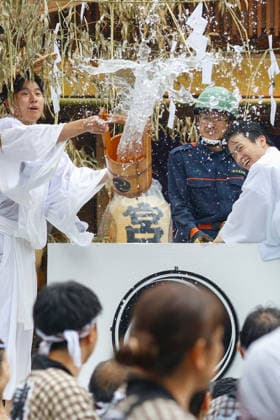 Fukagawa Hachiman Festival 2026 in Tokyo Japan - 16 AUG 2026. Shinto ritual attendant seen pouring purifying water from a traditional wooden bucket over shrine bearers during the Fukagawa Hachiman Festival. The triennial festival is one of Tokyo s top three major Edo-period festivals held at Tomioka Hachimangu Shrine. It is well known as the Water-Splashing Festival (Mizukake Matsuri), where participants toss gallons of purifying water onto shrine bearers to beat the intense midsummer heat and bless the local community. Tokyo Japan Copyright: xRodrigoxReyesxMarinx xSOPAxImagesx 20260816_RodrigoRMarin_FukagawaHachimanFest039