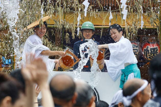 Fukagawa Hachiman Festival 2026 in Tokyo Japan - 16 AUG 2026. Shinto ritual attendants seen pouring purifying water from a traditional wooden buckets over shrine bearers during the Fukagawa Hachiman Festival. The triennial festival is one of Tokyo s top three major Edo-period festivals held at Tomioka Hachimangu Shrine. It is well known as the Water-Splashing Festival (Mizukake Matsuri), where participants toss gallons of purifying water onto shrine bearers to beat the intense midsummer heat and bless the local community. Tokyo Japan Copyright: xRodrigoxReyesxMarinx xSOPAxImagesx 20260816_RodrigoRMarin_FukagawaHachimanFest041
